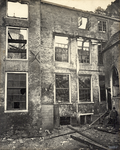 56138 Gezicht op de achtergevel van het Huis Zoudenbalch (Donkerstraat 15-19) te Utrecht, na de brand in zomer van 1903.